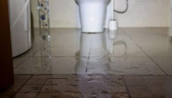 Klozet Su Akıtıyor